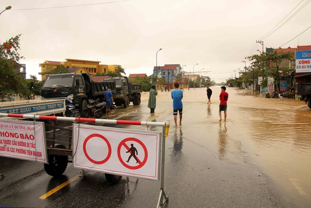 Lũ chồng lũ, hơn 34.000 nhà dân tại Quảng Bình ngập lụt - Ảnh 1.