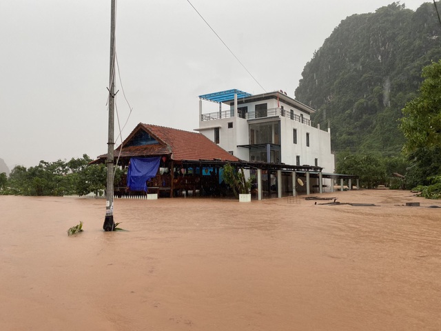 Quảng Bình: Thị trấn Phong Nha chìm trong nước lũ - Ảnh 1.