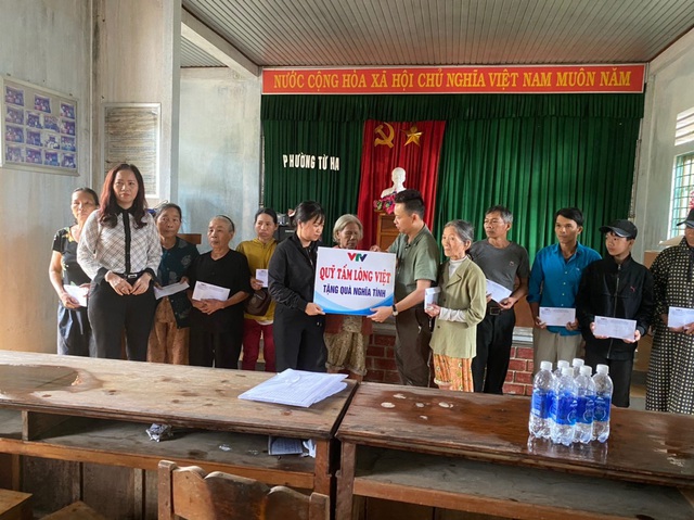Quỹ Tấm lòng Việt và Công đoàn Đài THVN trao quà hỗ trợ người dân miền Trung - Ảnh 5.