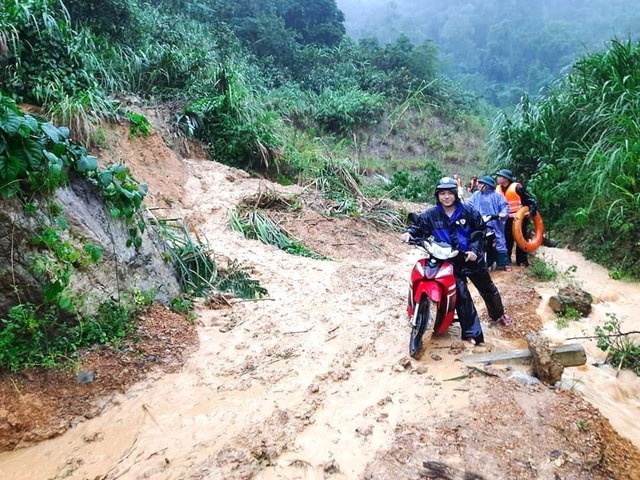 Miền Trung tiếp tục mưa lớn đến 21/10, Hà Tĩnh và Quảng Bình vẫn ngập lụt sâu - Ảnh 6.