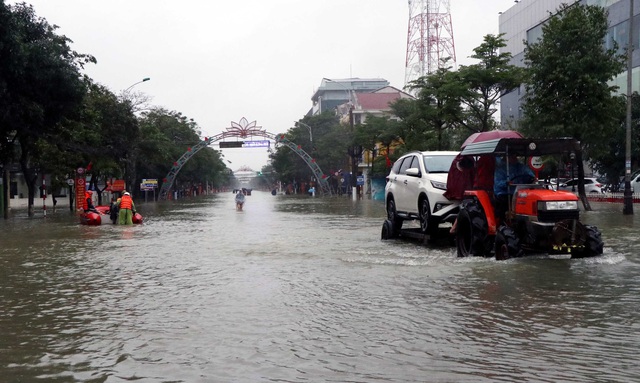 Miền Trung tiếp tục mưa lớn đến 21/10, Hà Tĩnh và Quảng Bình vẫn ngập lụt sâu - Ảnh 1.