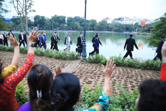 Thủ tướng Nhật Bản Suga Yoshihide đi dạo quanh Hồ Hoàn Kiếm buổi sáng - Ảnh 2.