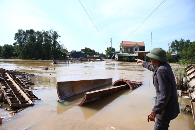 Ngân hàng Nhà nước chỉ đạo hỗ trợ người dân khắc phục hậu quả do mưa lũ - Ảnh 1.