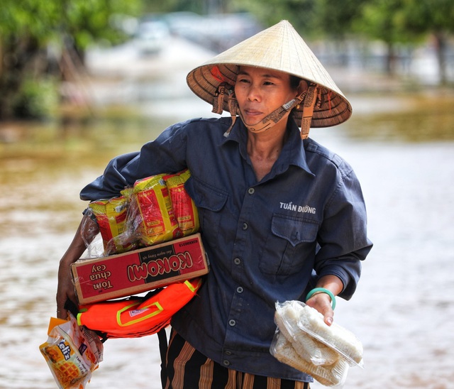 Quảng Bình vẫn bị nước lũ cô lập, người dân mong ngóng hàng cứu trợ - Ảnh 2.