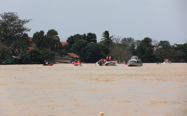 Quảng Bình vẫn bị nước lũ cô lập, người dân mong ngóng hàng cứu trợ - Ảnh 9.