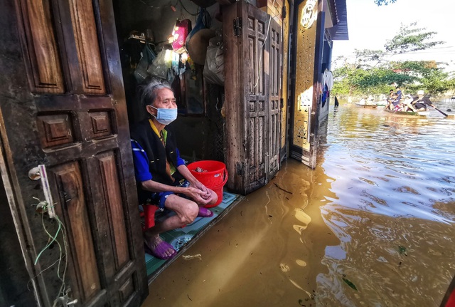 Quảng Bình vẫn bị nước lũ cô lập, người dân mong ngóng hàng cứu trợ - Ảnh 11.