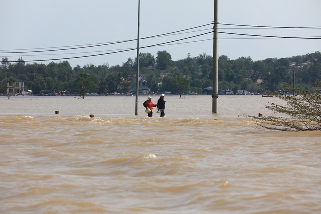 Quảng Bình vẫn bị nước lũ cô lập, người dân mong ngóng hàng cứu trợ - Ảnh 1.