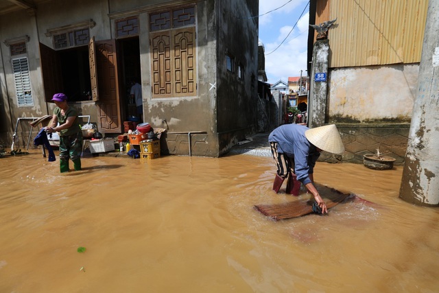 Quảng Bình vẫn bị nước lũ cô lập, người dân mong ngóng hàng cứu trợ - Ảnh 7.