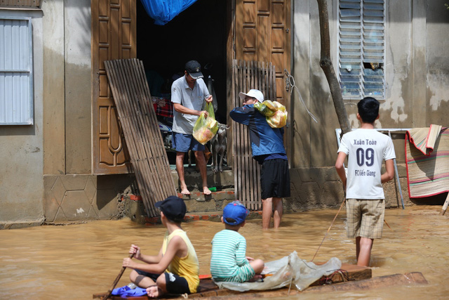 Quảng Bình vẫn bị nước lũ cô lập, người dân mong ngóng hàng cứu trợ - Ảnh 4.