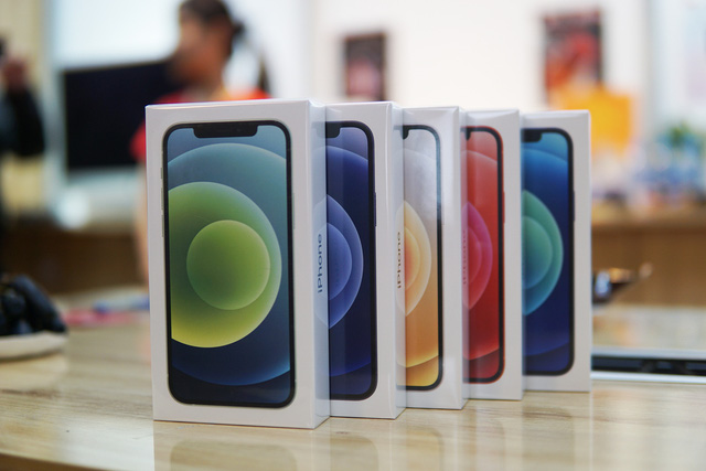 Trên tay iPhone 12 bản màu xanh Blue giá 23 triệu đồng tại Việt Nam - Ảnh 1.