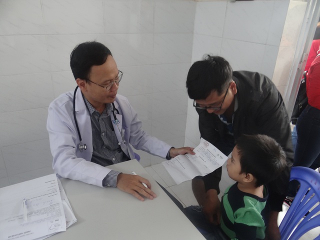 Trái tim cho em khám tầm soát tim bẩm sinh cho gần 1.500 trẻ em tại Phú Yên - Ảnh 2.
