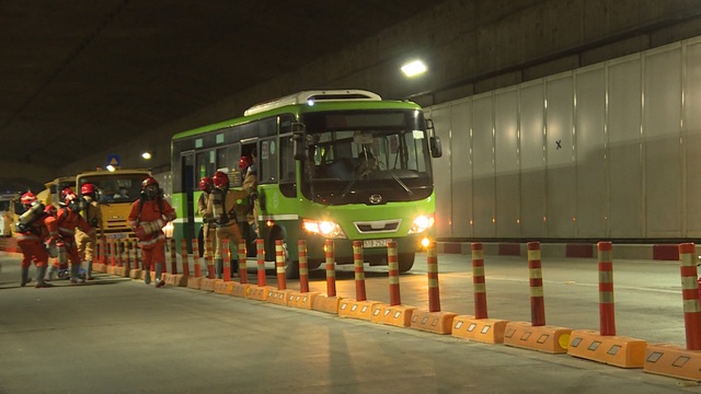 Hơn 300 người tham gia diễn tập cứu hộ, chữa cháy quy mô lớn tại đường hầm Thủ Thiêm - Ảnh 3.