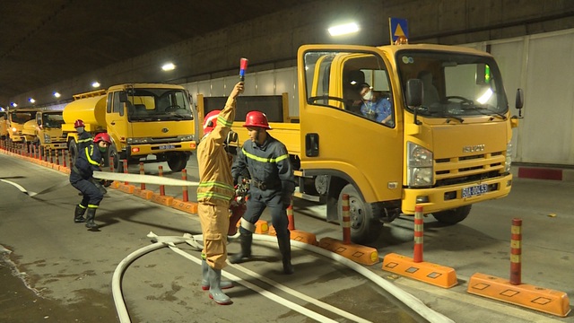 Hơn 300 người tham gia diễn tập cứu hộ, chữa cháy quy mô lớn tại đường hầm Thủ Thiêm - Ảnh 6.