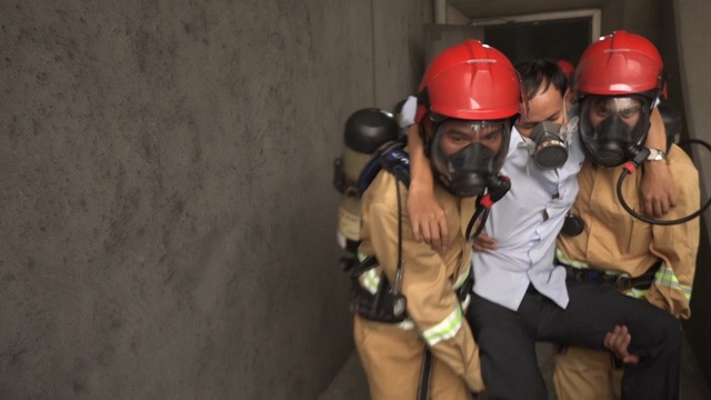 Hơn 300 người tham gia diễn tập cứu hộ, chữa cháy quy mô lớn tại đường hầm Thủ Thiêm - Ảnh 4.