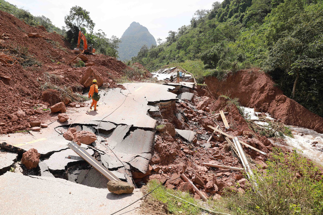Giao thông Quảng Bình thiệt hại nặng do mưa lũ - Ảnh 4.