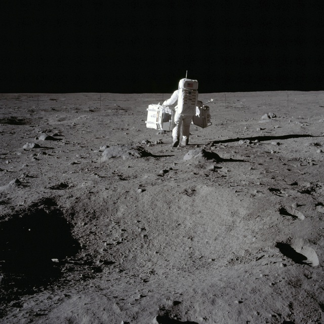 Phát hiện quan trọng của NASA: Tìm thấy nước trên bề mặt có ánh nắng chiếu vào của mặt trăng - Ảnh 1.