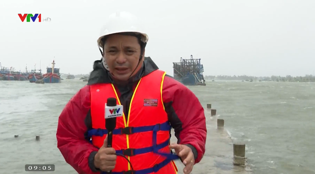 Gió rất mạnh, mưa to ở Quang Nam, vẫn còn 100 ngư dân không chịu vào bờ tránh trú bão - Ảnh 1.