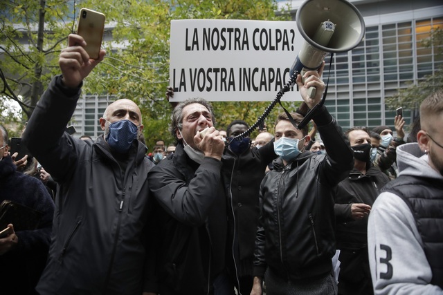 Hàng nghìn người biểu tình phản đối các biện pháp kiểm soát COVID-19 mới tại Italy - Ảnh 1.