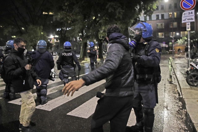 Hàng nghìn người biểu tình phản đối các biện pháp kiểm soát COVID-19 mới tại Italy - Ảnh 5.