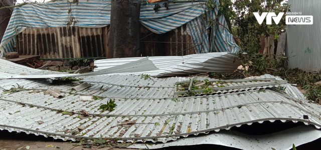 Cảnh tan hoang ở huyện đảo Lý Sơn khi bão số 9 càn quét - Ảnh 11.