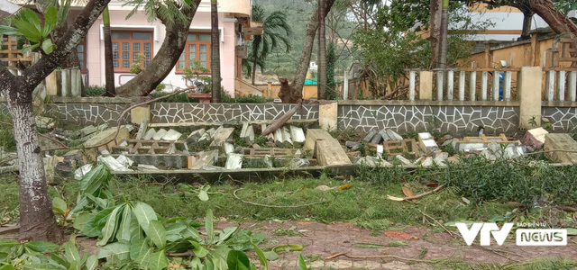 Cảnh tan hoang ở huyện đảo Lý Sơn khi bão số 9 càn quét - Ảnh 4.