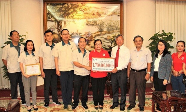 
Dong Nai provincial leaders hand over VND1.7 billion to the provincial Red Cross Society to support flood victims in the central region. (Photo: NDO/Thien Vuong)

