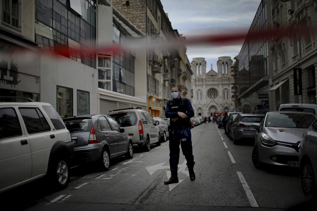 Cơ quan chống khủng bố Pháp tiến hành điều tra vụ đâm dao khiến 3 người thiệt mạng tại Nice - Ảnh 2.