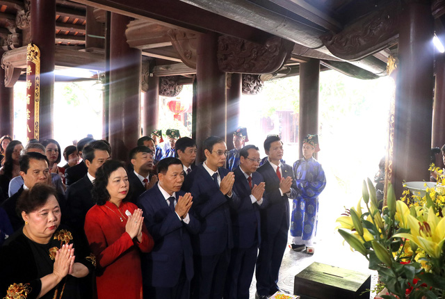 Đoàn đại biểu lãnh đạo thành phố Hà Nội dâng hương tại Cố đô Hoa Lư và Đền Đô - Ảnh 1.