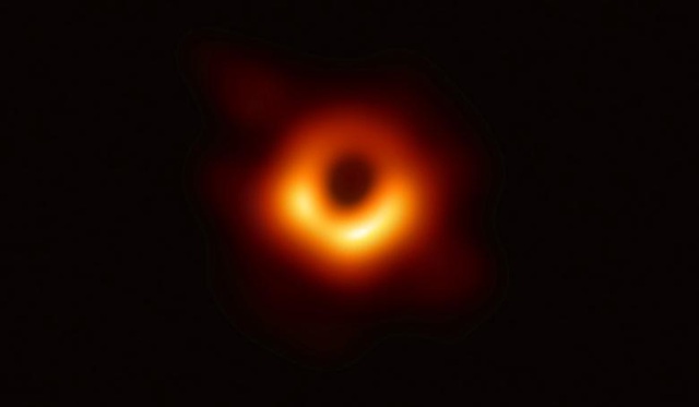 Giải Nobel Vật lý 2020 tôn vinh các nghiên cứu về siêu hố đen - Ảnh 3.