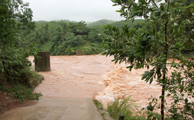 Nhiều nơi tại Quảng Bình bị chia cắt, cô lập do mưa lớn - Ảnh 1.