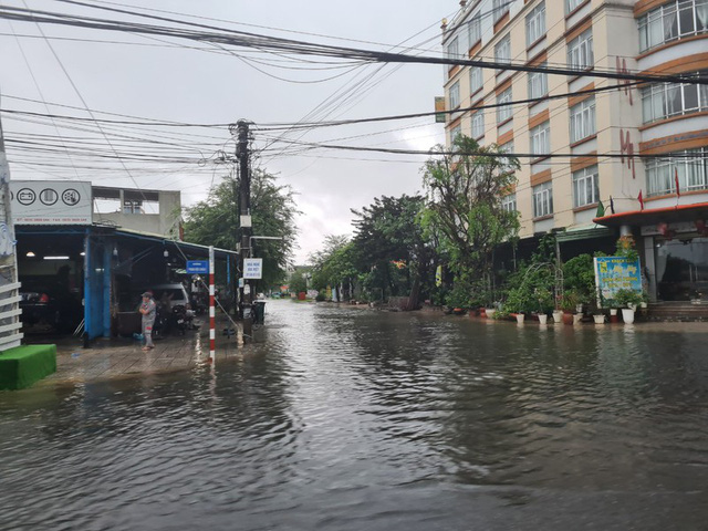 Quảng Nam: Mưa lớn gây ngập nhiều tuyến đường ở Tam Kỳ, Phú Ninh - Ảnh 2.
