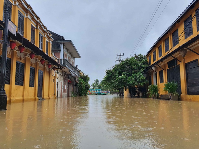 Quảng Nam kêu gọi người dân di dời đến nơi an toàn tránh mưa lũ - Ảnh 2.