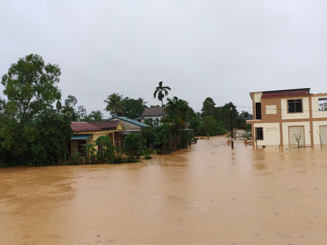 TT-Huế: Hai người mất tích và bị thương, gần 1.000 ngôi nhà bị ngập do mưa lũ - Ảnh 2.