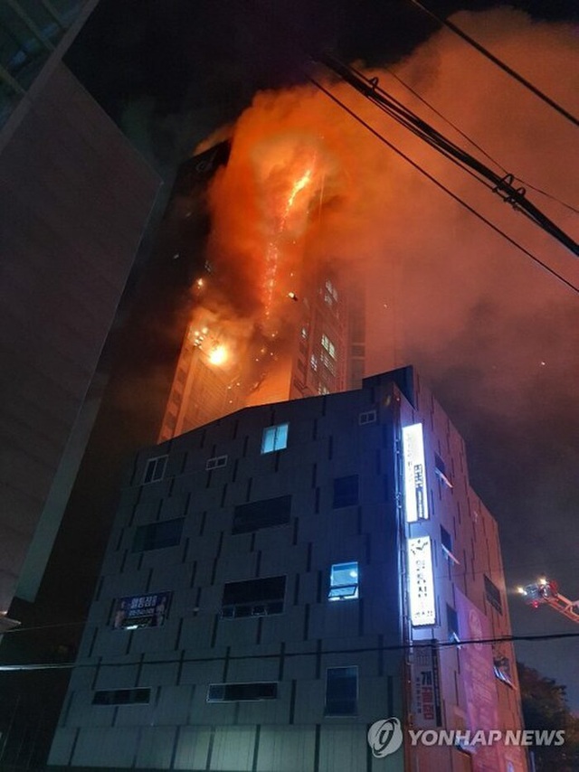 Vụ cháy tòa nhà 33 tầng ở Hàn Quốc: Cấp cứu 88 người bị ngạt khói - Ảnh 1.