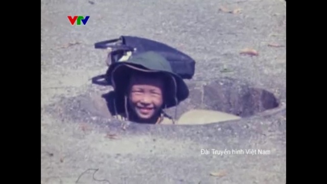 Hình ảnh rất khác của Hà Nội ngày xưa: Từ thi bơi đến những ngày bom đạn trút xuống - Ảnh 3.