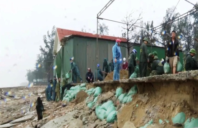 Lực lượng vũ trang căng mình hỗ trợ người dân khắc phục hậu quả mưa lũ - Ảnh 1.