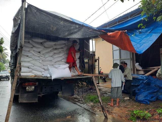 Bằng mọi cách đưa lương thực vào vùng cô lập ở Phước Sơn trong ngày 1/11 - Ảnh 1.
