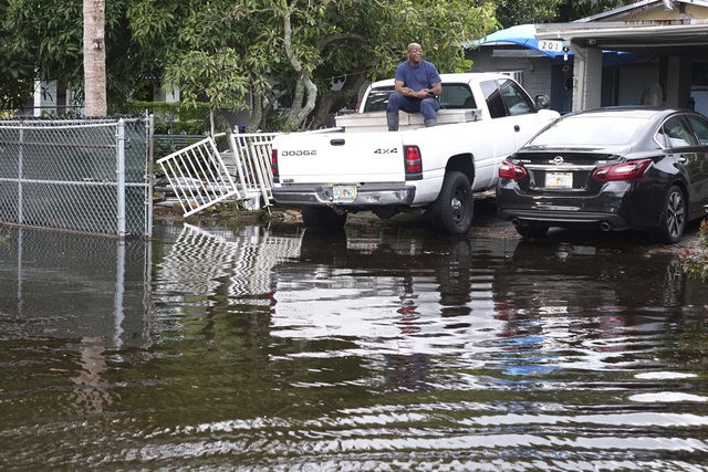 Bão Eta đổ bộ vào Florida, gây ngập lụt nghiêm trọng - Ảnh 3.