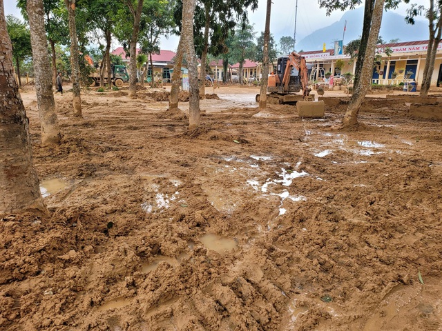 Trường lớp ngập sâu nửa mét trong bùn đất, thầy trò ở Hướng Hóa chưa hẹn ngày đi học trở lại - Ảnh 1.
