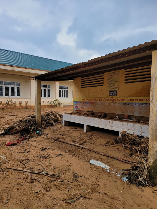 Trường lớp ngập sâu nửa mét trong bùn đất, thầy trò ở Hướng Hóa chưa hẹn ngày đi học trở lại - Ảnh 3.