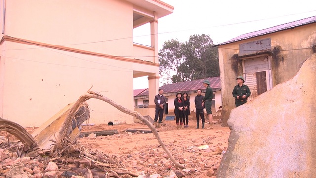 Trường lớp ngập sâu nửa mét trong bùn đất, thầy trò ở Hướng Hóa chưa hẹn ngày đi học trở lại - Ảnh 4.