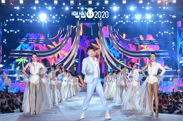 Lệ Quyên, Quang Dũng nồng nàn trên sàn diễn thời trang của Hoa hậu Việt Nam 2020 - Ảnh 1.
