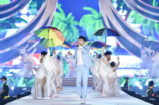Lệ Quyên, Quang Dũng nồng nàn trên sàn diễn thời trang của Hoa hậu Việt Nam 2020 - Ảnh 3.