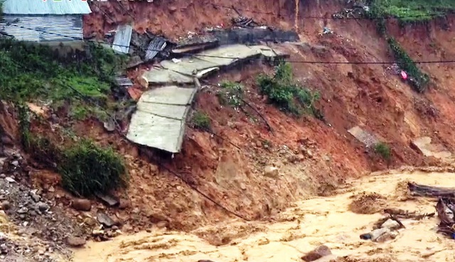 Hạ tầng miền núi Quảng Nam thiệt hại nặng do mưa lũ - Ảnh 1.