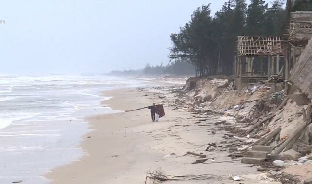 Đê biển sạt lở nghiêm trọng gây thiệt hại hàng trăm tỷ đồng tại Quảng Trị - Ảnh 1.