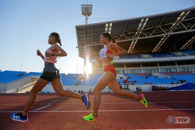 Nguyễn Thị Oanh phá kỷ lục quốc gia tồn tại 17 năm tại đường chạy 10000m nữ - Ảnh 1.