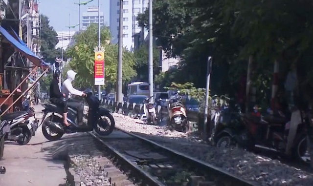 Hết năm 2020, Hà Nội xóa sổ lối đi tự mở qua đường sắt  - Ảnh 1.