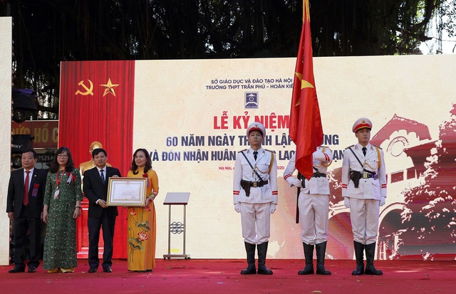 Nam sinh thanh lịch Trần Phú – Hoàn Kiếm mặc áo dài vẽ hình ngôi trường thân yêu - Ảnh 11.