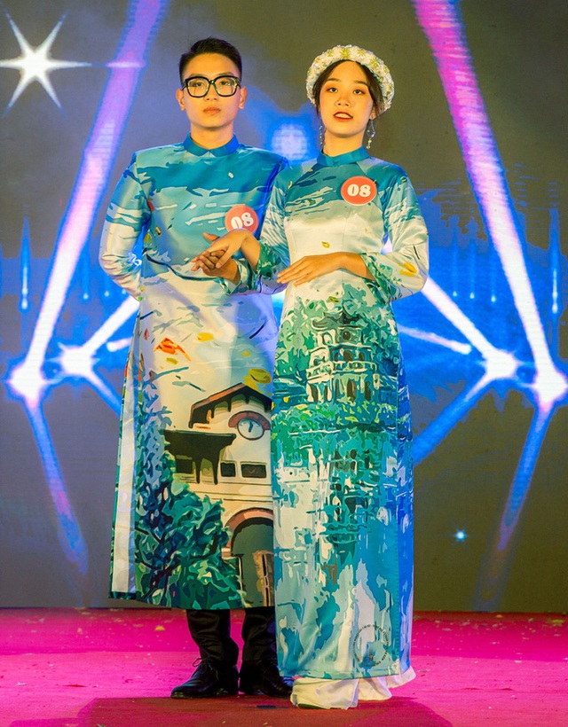 Nam sinh thanh lịch Trần Phú – Hoàn Kiếm mặc áo dài vẽ hình ngôi trường thân yêu - Ảnh 2.