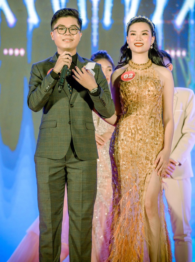 Nam sinh thanh lịch Trần Phú – Hoàn Kiếm mặc áo dài vẽ hình ngôi trường thân yêu - Ảnh 8.